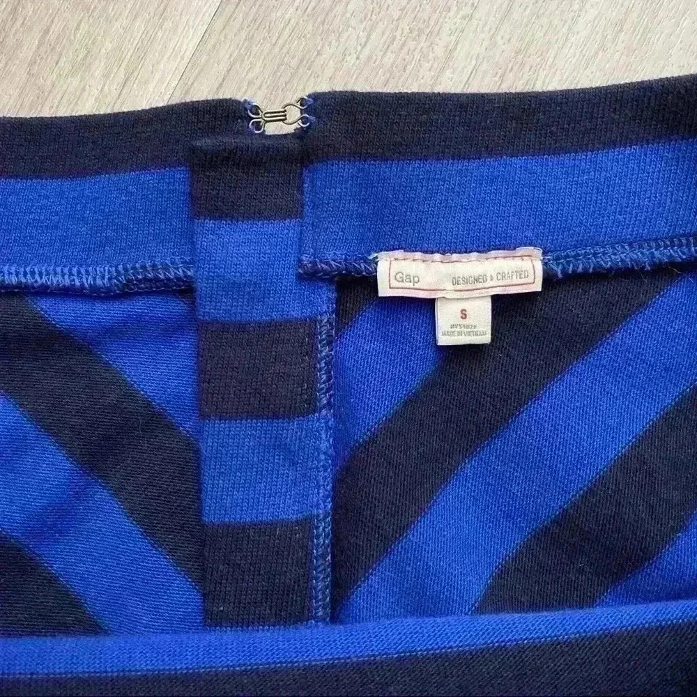 Gap black and blue stripe mini skirt - Picture 2 of 3